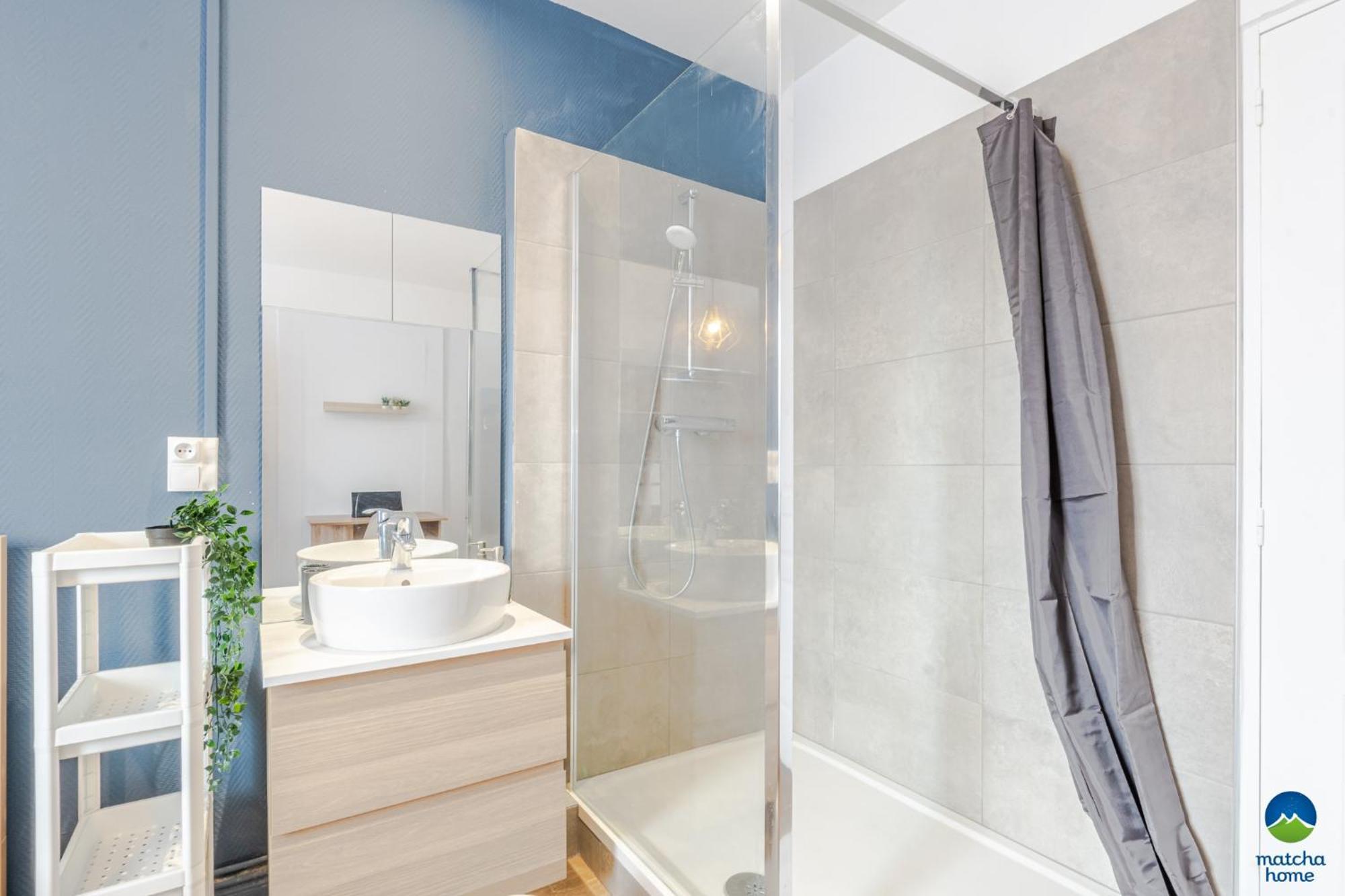 3 Appts - 3 A 7 Lits - Parfait 6 A 10 Pers - Max 29 Pers - 1 Immeuble - Convivialite, Rentabilite ------ - 3 Apts - 3 To 7 Beds - Ideal For 6 To 10 Guests - Up To 29 - Same Building -- Cattenom